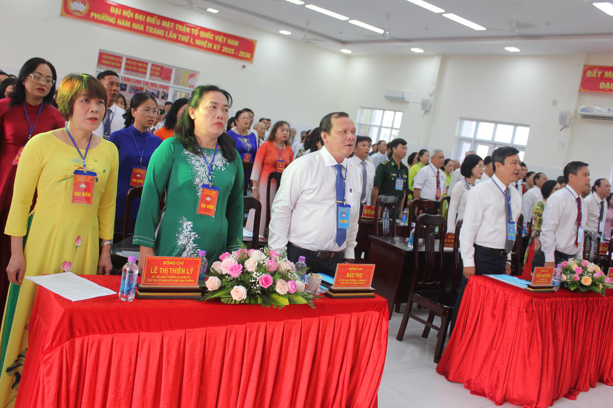 Các đại biểu dự lễ chào cờ. (ảnh X.H)