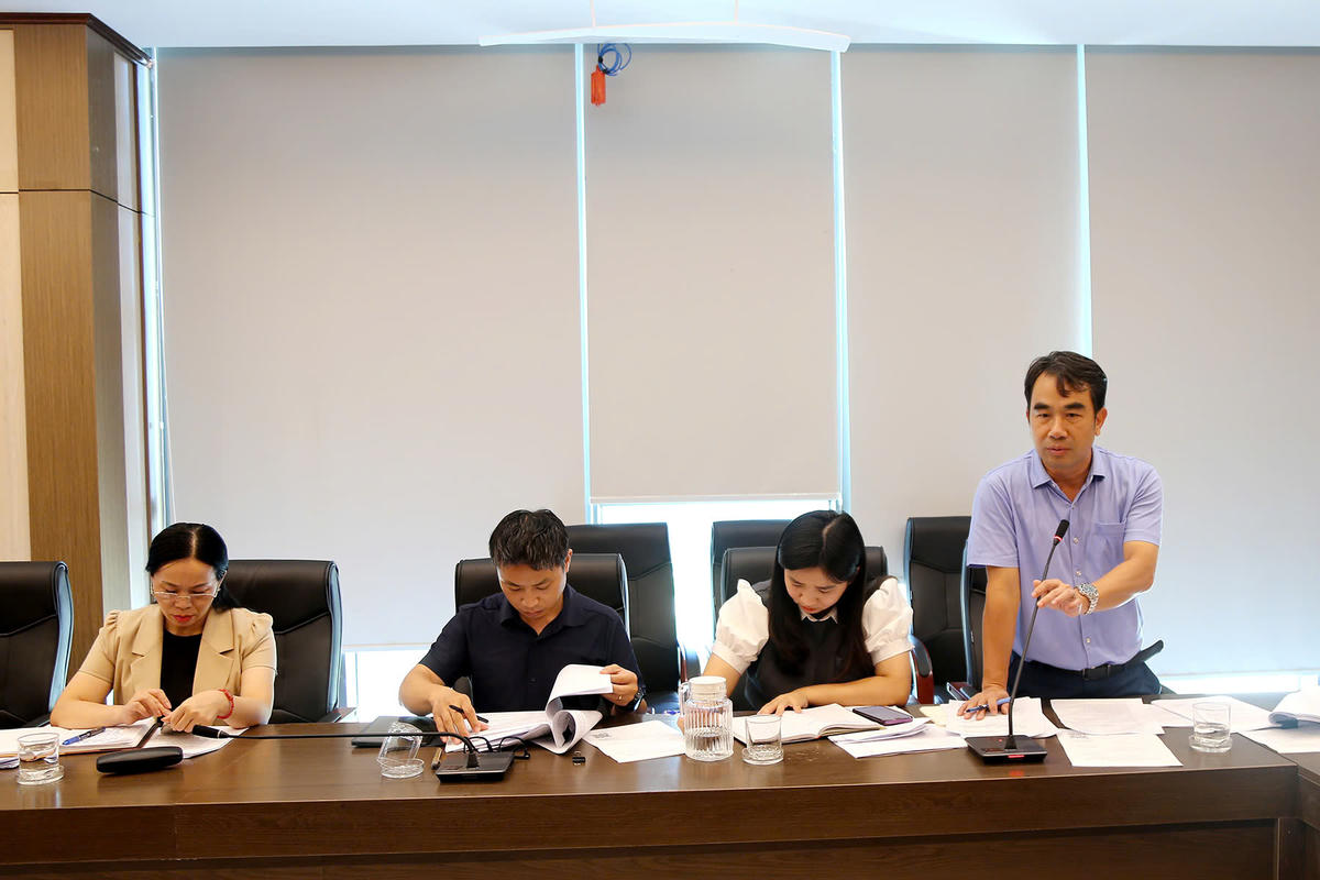 Đại diện Sở Xây dựng trình bày nội dung dự thảo Quyết định. Ảnh: PT.