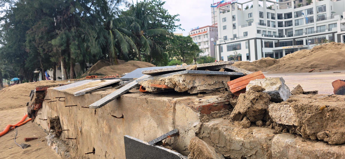 Hệ thống bờ kè chắn sóng, cát của Sầm Sơn bị sóng biển tàn phá nặng nề. Ảnh: Nguyễn Chung.