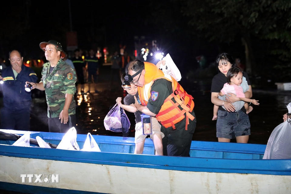 Lực lượng Quân đội, Công an tỉnh Lạng Sơn nỗ lực giúp dân sơ tán khỏi vùng lũ sâu. (Ảnh: Văn Đạt/TTXVN)