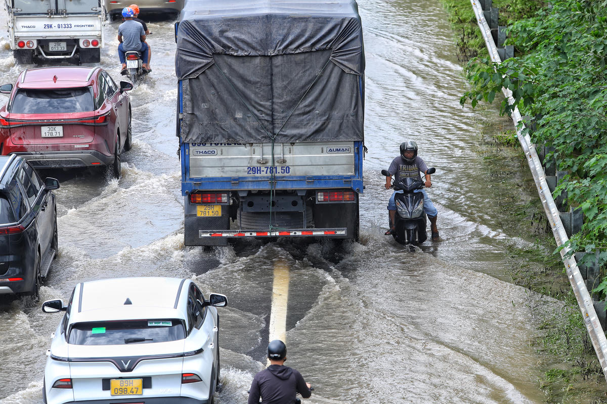 Xe máy quay đầu đi ngược chiều trên Đại lộ Thăng Long gây mất an toàn giao thông.