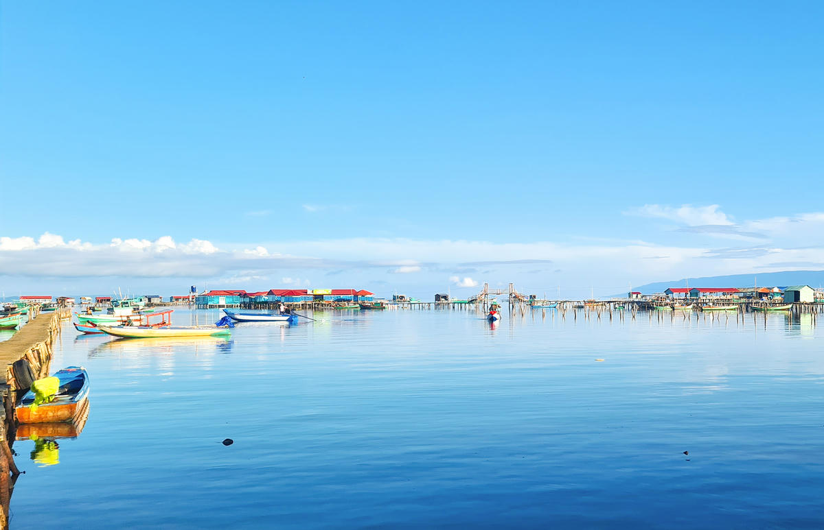 Một góc làng chài Rạch Vẹm, Phú Quốc vào sáng sớm. Làng chài này cũng là một trong những điểm đến thu hút khách quốc tế đến chơi, nhờ vào danh tiếng của vương quốc sao biển và cảnh quan còn giữ nét hoang sơ cùng văn hóa bản địa đặc sắc. Ảnh Nguyễn Minh.&nbsp;