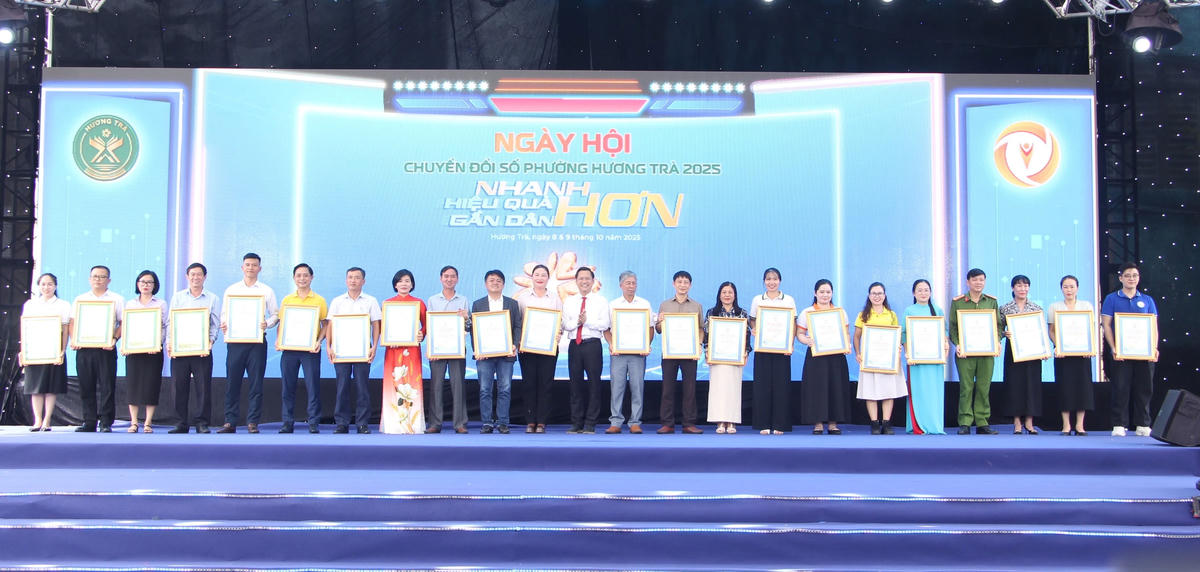 Ông Trần Trung Hậu (ở giữa), Chủ tịch UBND phường Hương Trà trao Giấy chứng nhận cho các đơn vị tham gia Ngày hội. Ảnh: Nguyễn Tín.