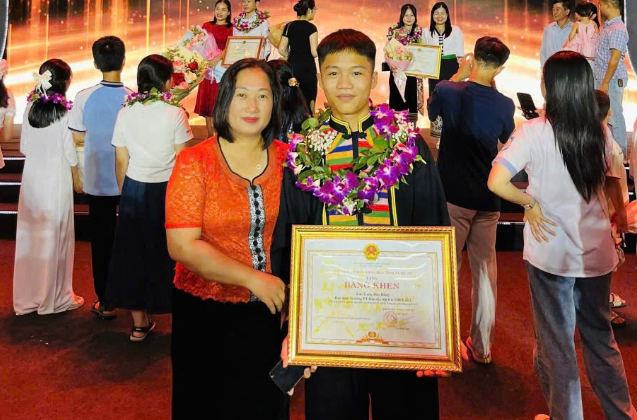 Nam sinh người Thái gác lại ước mơ nơi cổng trường đại học
