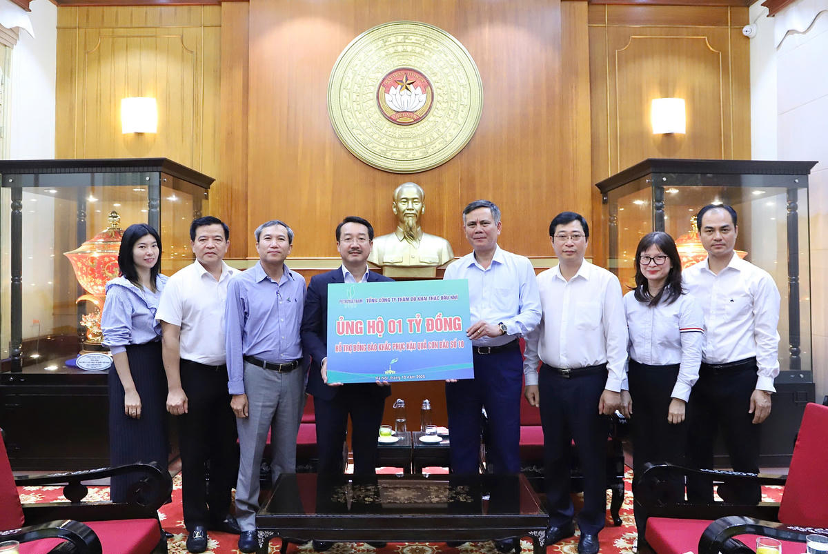 Ông Trần Thắng, Phó Bí thư Đảng uỷ MTTQ, các đoàn thể Trung ương tiếp nhận ủng hộ từ Tổng Công ty thăm dò khai thác Dầu khí. Ảnh: N. Hiển