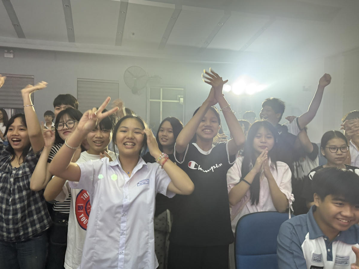 Đà Nẵng: Khán giả trẻ “bùng nổ” với nhóm nhạc Pháp Zélie