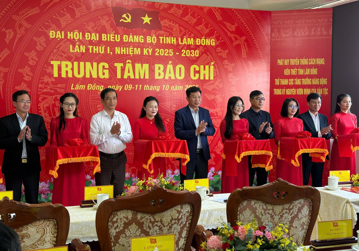 Các đại biểu cắt băng khánh thành Trung tâm báo chí phục vụ Đại hội Đảng bộ tỉnh lần thứ I. (ảnh T.L)