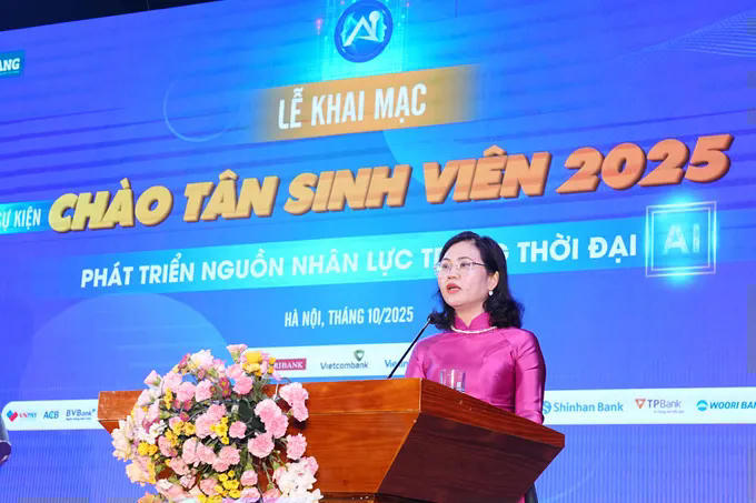 Bà Lê Thị Thuý Sen, Tổng Biên tập Thời báo Ngân hàng phát biểu tại toạ đàm. Ảnh:TBNH.