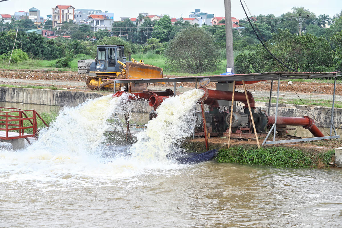 Tại khu vực cầu Ngà, máy bơm nước hoạt động liên tục.