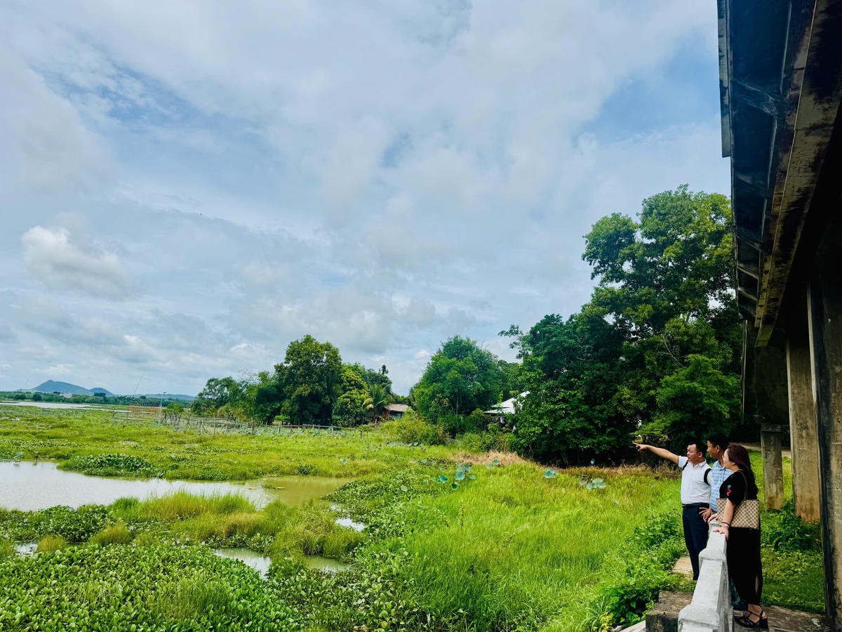 Phòng viên Báo Đại đoàn kết quan sát tại hiện trường. Ảnh: Thanh Nga.