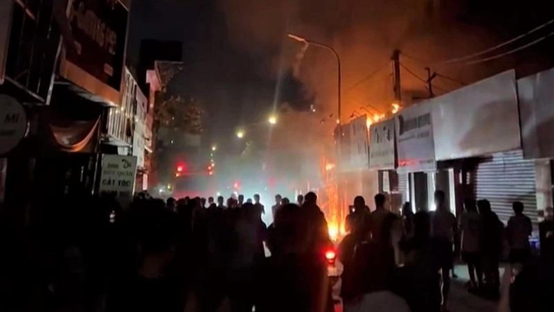 Vụ cháy xảy ra ở khu vực tập trung nhiều cửa hàng bán quần áo. (Ảnh: N.S)