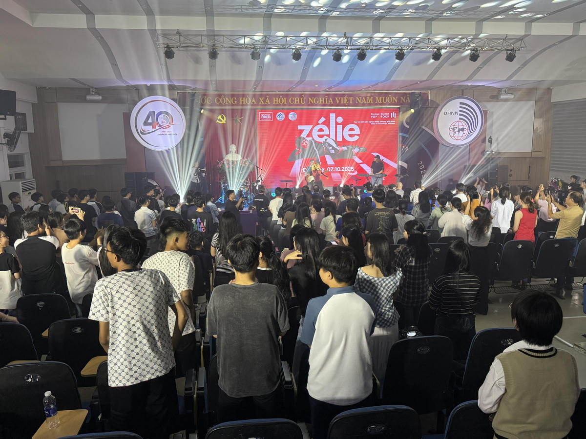 Hàng trăm khán giả đã hòa mình trong không khí sôi động và đầy cảm xúc của đêm nhạc. Ảnh: Nguyễn Tú.