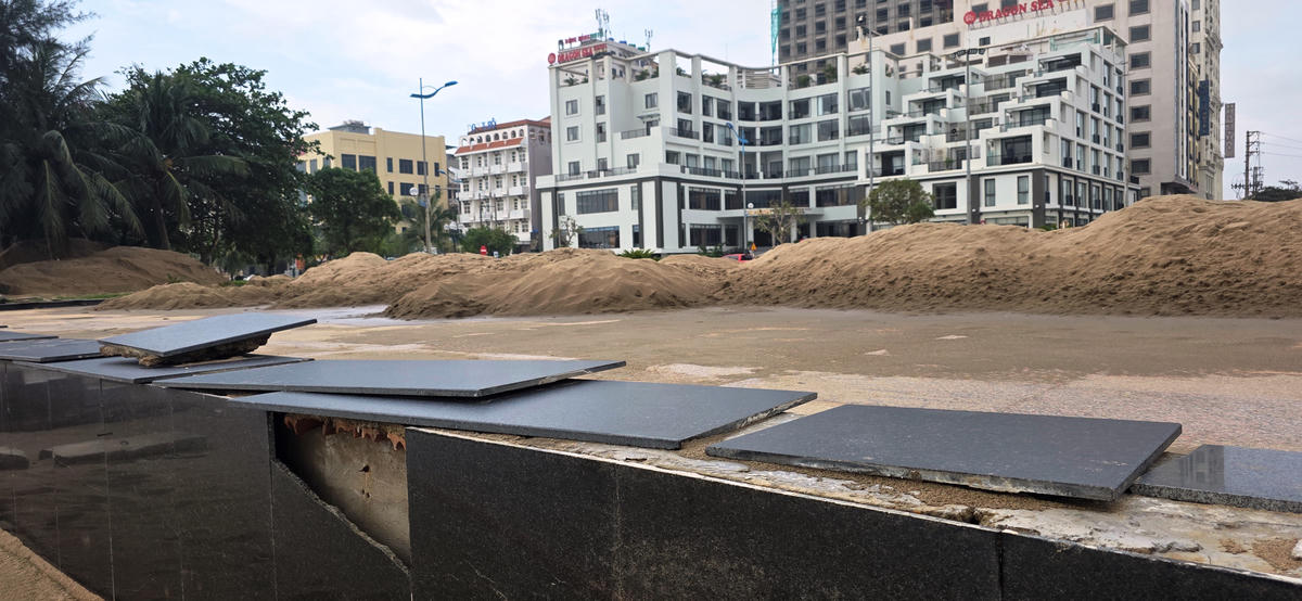 Khối lượng cát lớn từ biển tràn vào tuyến đường Hồ Xuân Hương. Ảnh: Nguyễn Chung.