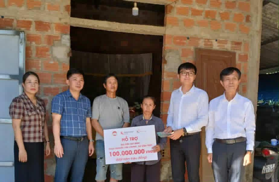 Đại diện nhà tài trợ trao hỗ trợ. Ảnh: BTC.