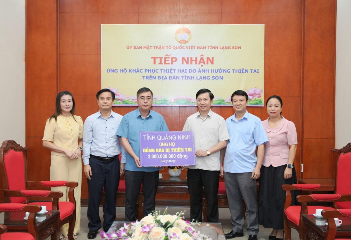 
Đoàn công tác của tỉnh Quảng Ninh trao&nbsp;kinh phí 3 tỷ đồng hỗ trợ nhân dân tỉnh Lạng Sơn khắc phục thiệt hại của mưa lũ. Ảnh: Minh Khánh.