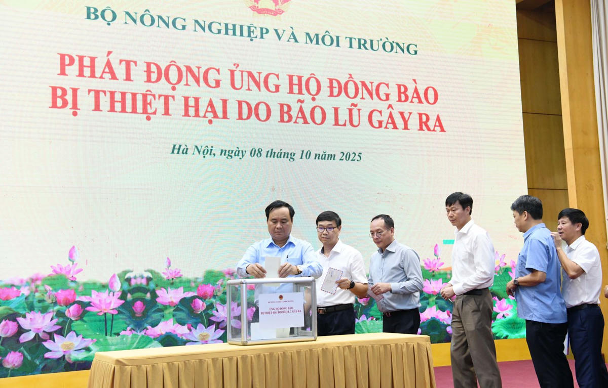 Các đại biểu ủng hộ đồng bào bị thiệt hại bão lũ tại lễ phát động. Ảnh: NN
