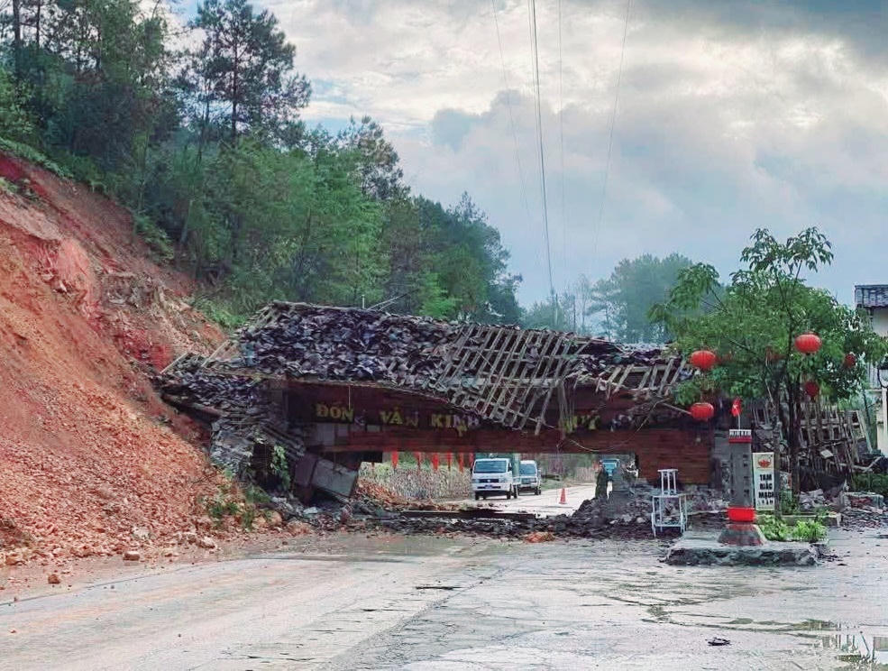 Cổng chào Đồng Văn đổ sập sáng ngày 8/10. Ảnh: Đ.S.