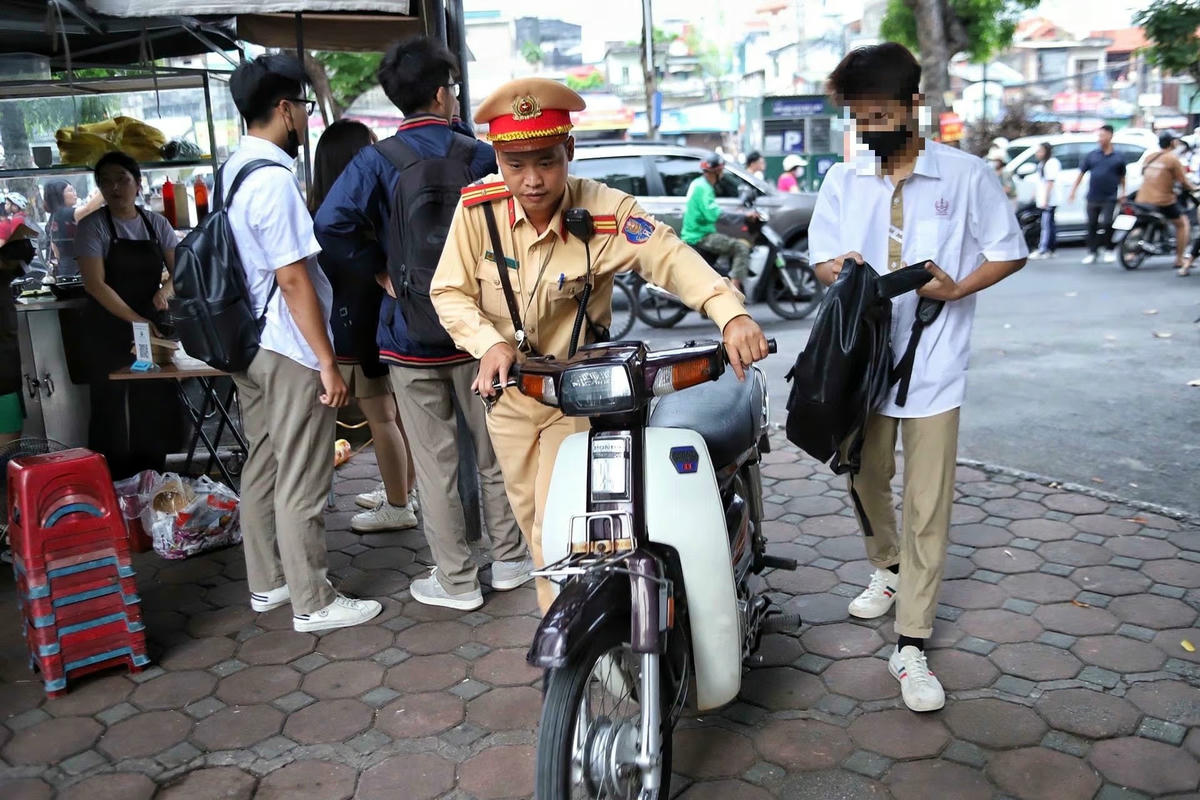 Cảnh sát giao thông Hà Nội xử lý học sinh vi phạm giao thông. Ảnh: Lê Khánh.