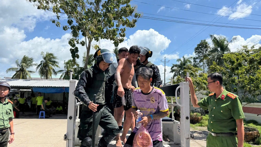 Công an đưa học viên bỏ trốn trở lại cơ sở (Ảnh: Công an cung cấp).