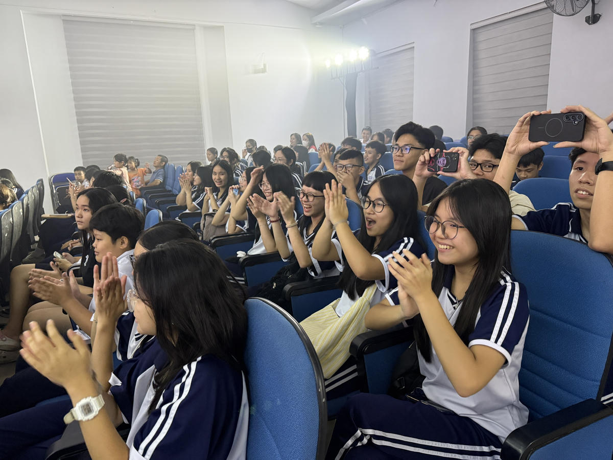 Đêm nhạc thu hút nhiều sinh viên, học sinh và những người yêu văn hóa Pháp với những tràng pháo tay và tiếng hò reo không ngớt. Ảnh: Nguyễn Tú