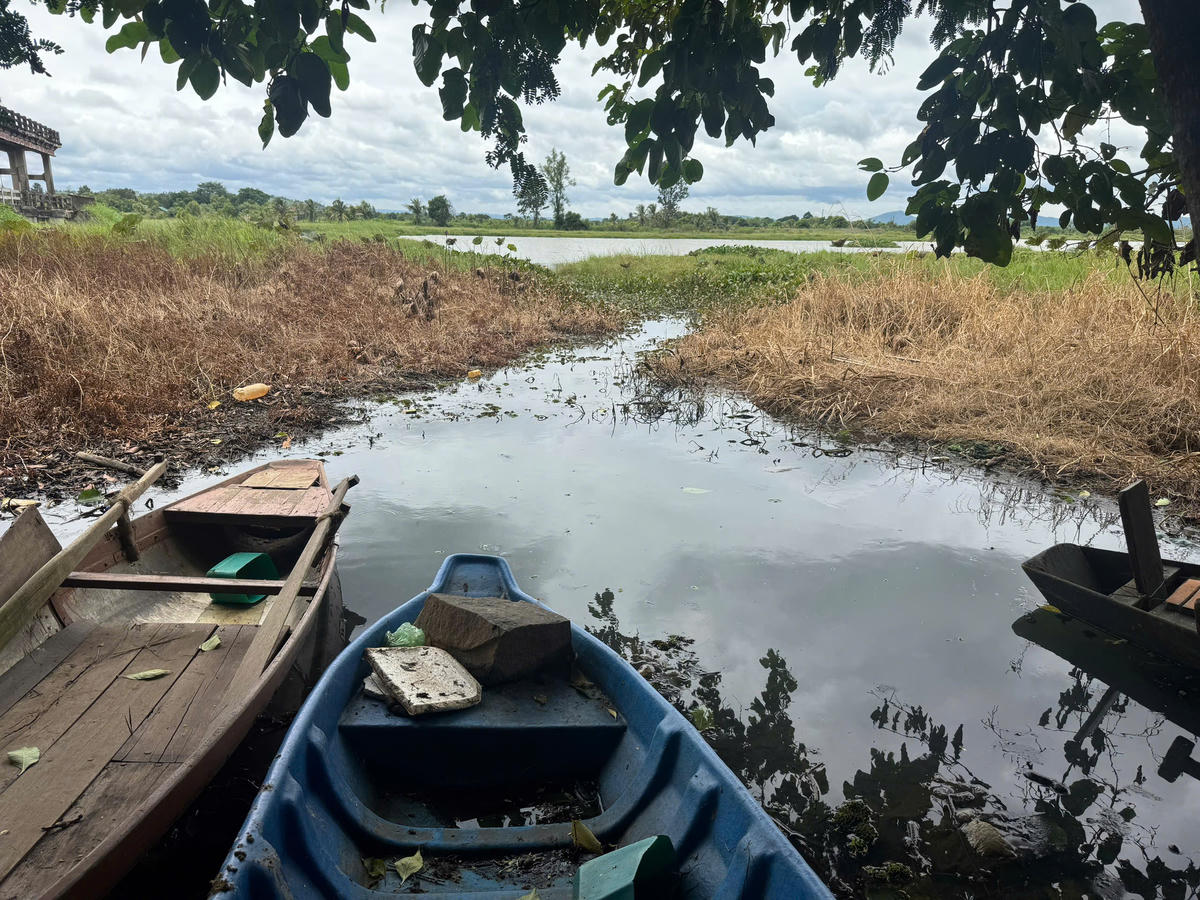 Người dân xả nước thải đen ra hồ. Ảnh: Thanh Nga. 
