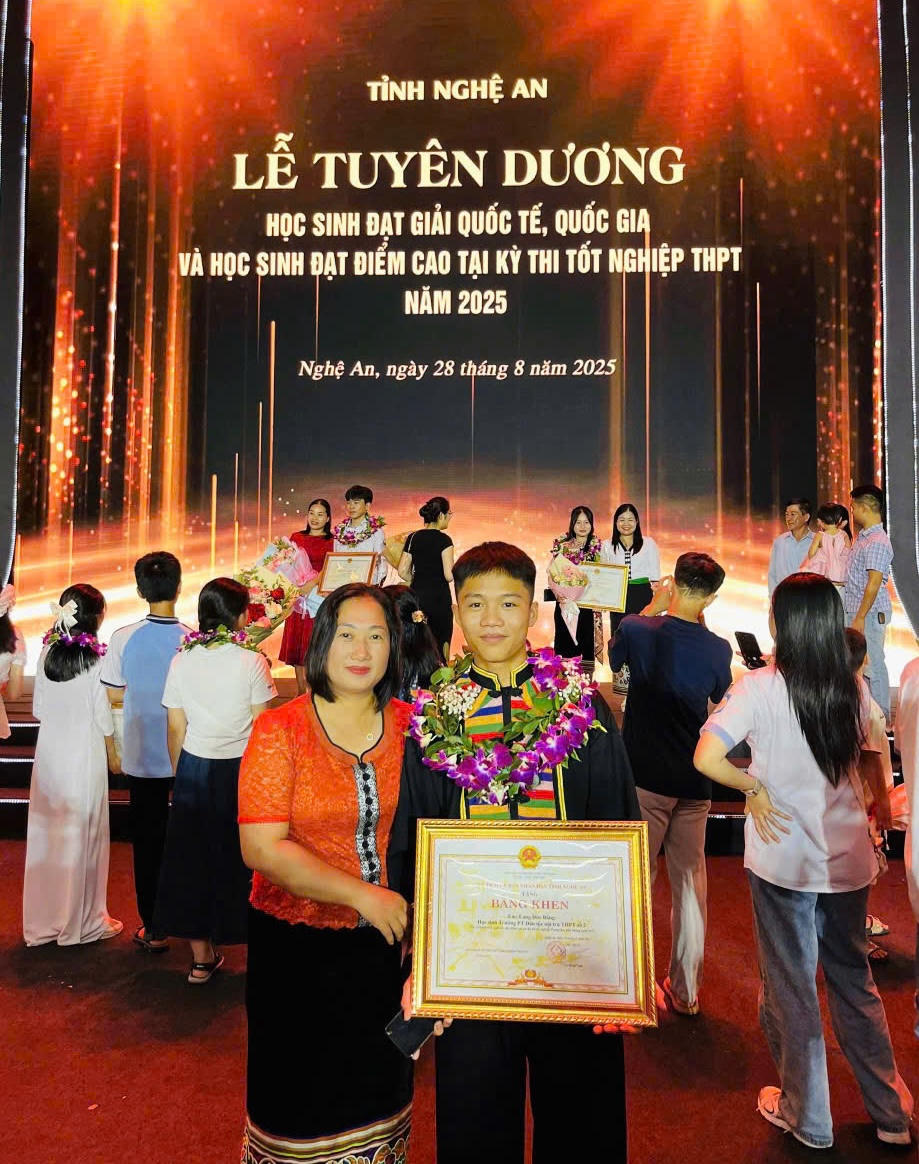 Em Lang Đức Bằng cùng cô giáo bộ môn trong Lễ tuyên dương học sinh có thành tích xuất sắc do UBND tỉnh Nghệ An tổ chức.&nbsp;Ảnh: NVCC