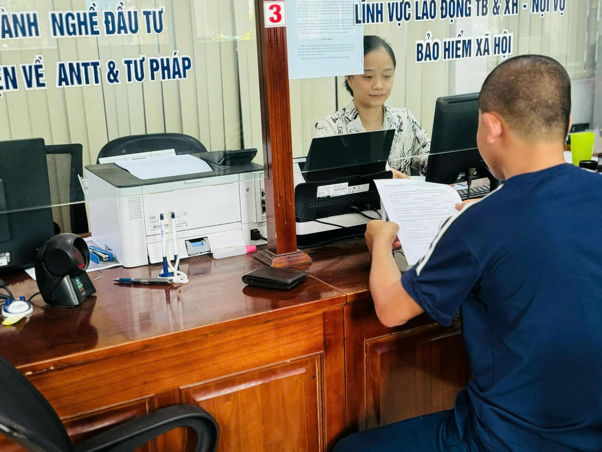 Việc triển khai các chính sách về BHXH, BHYT, bảo hiểm thất nghiệp tại Phú Thọ đã được thông suốt và liên tục đảm bảo quyền lợi cho người dân tham gia. Ảnh: Thế Hưng