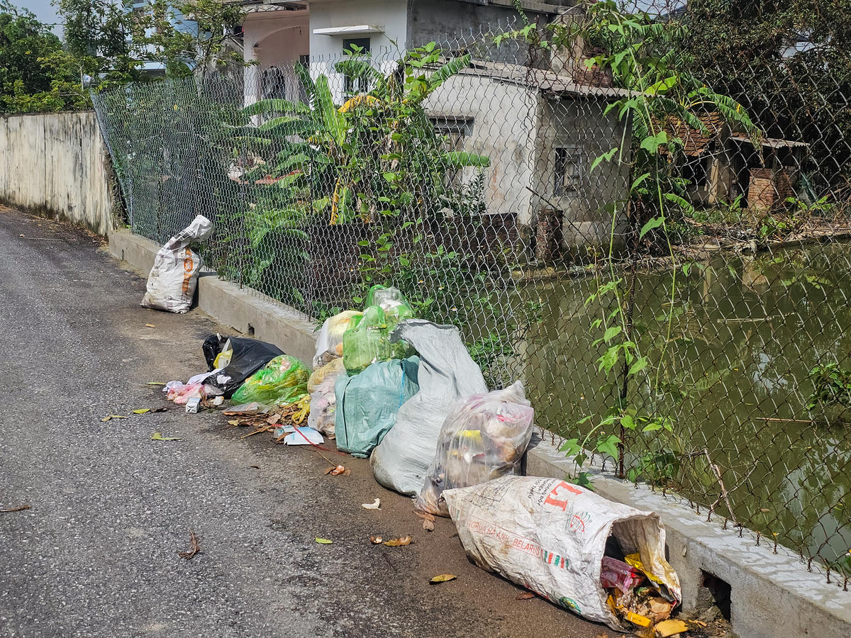 Những bao rác nằm ngổn ngang trên đường dân sinh ở thôn 4, xã Thiệu Trung. Ảnh: Đình Minh
