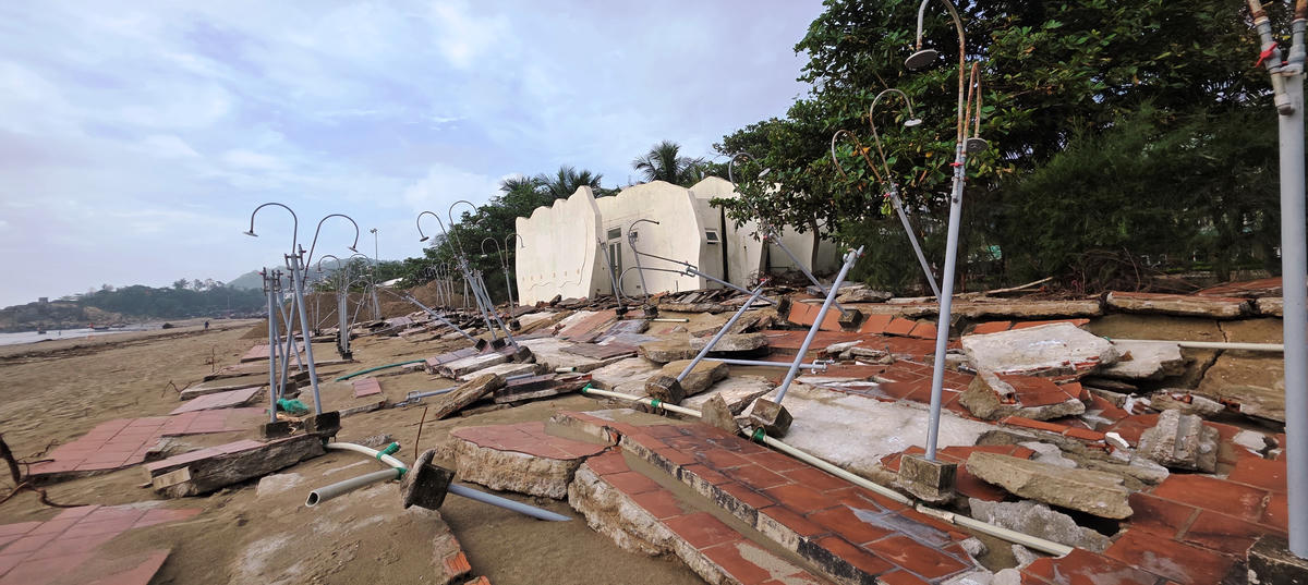 Bờ biển Sầm Sơn ngổn ngang sau bão. Ảnh: Nguyễn Chung.