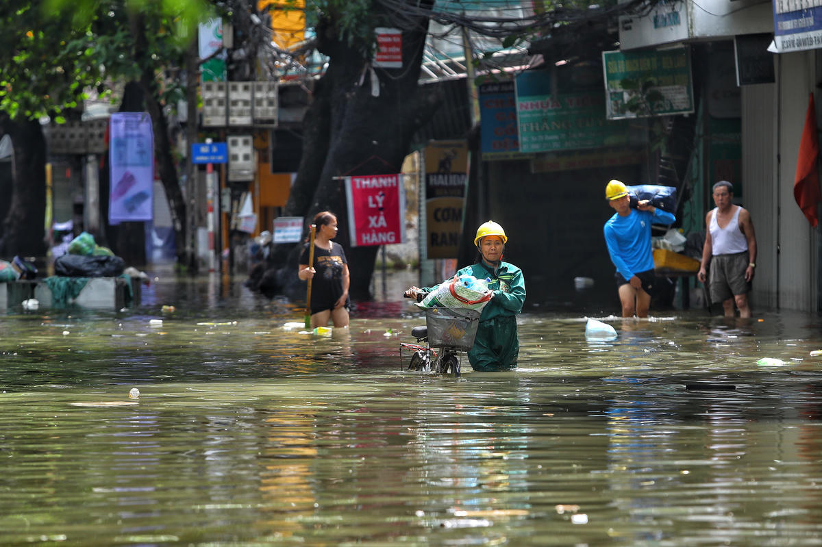 Việc di chuyển của người dân khu vực này gặp nhiều khó khăn.