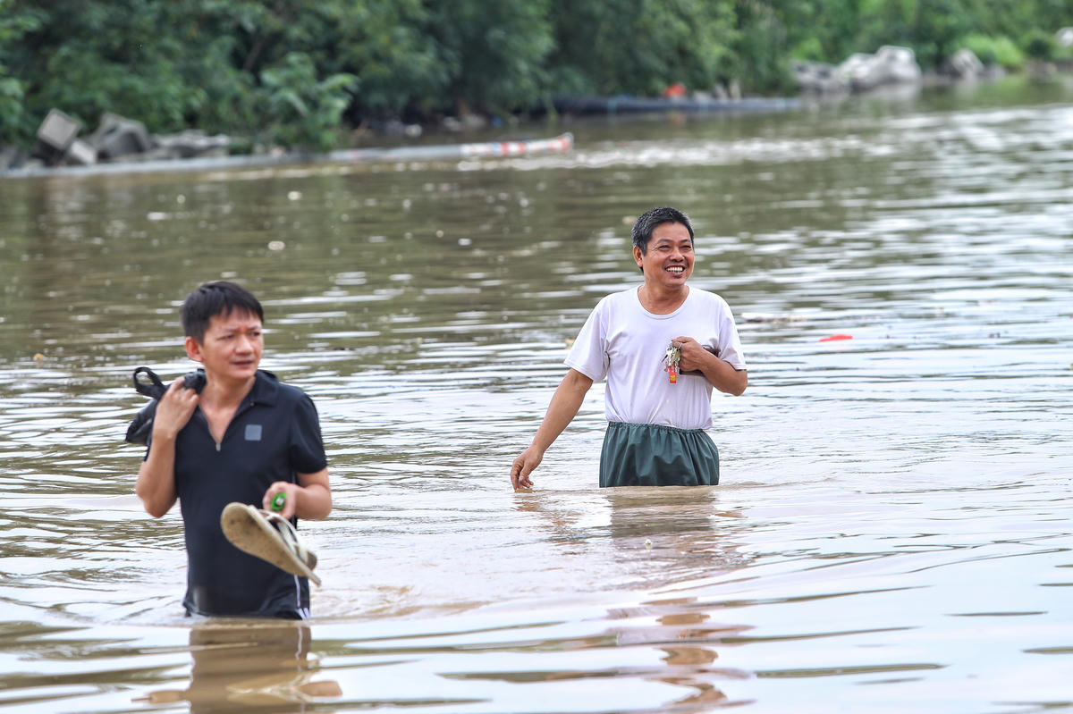 Dù Hà Nội đã ngớt mưa, nước vẫn ngập ngang thân người trưởng thành.