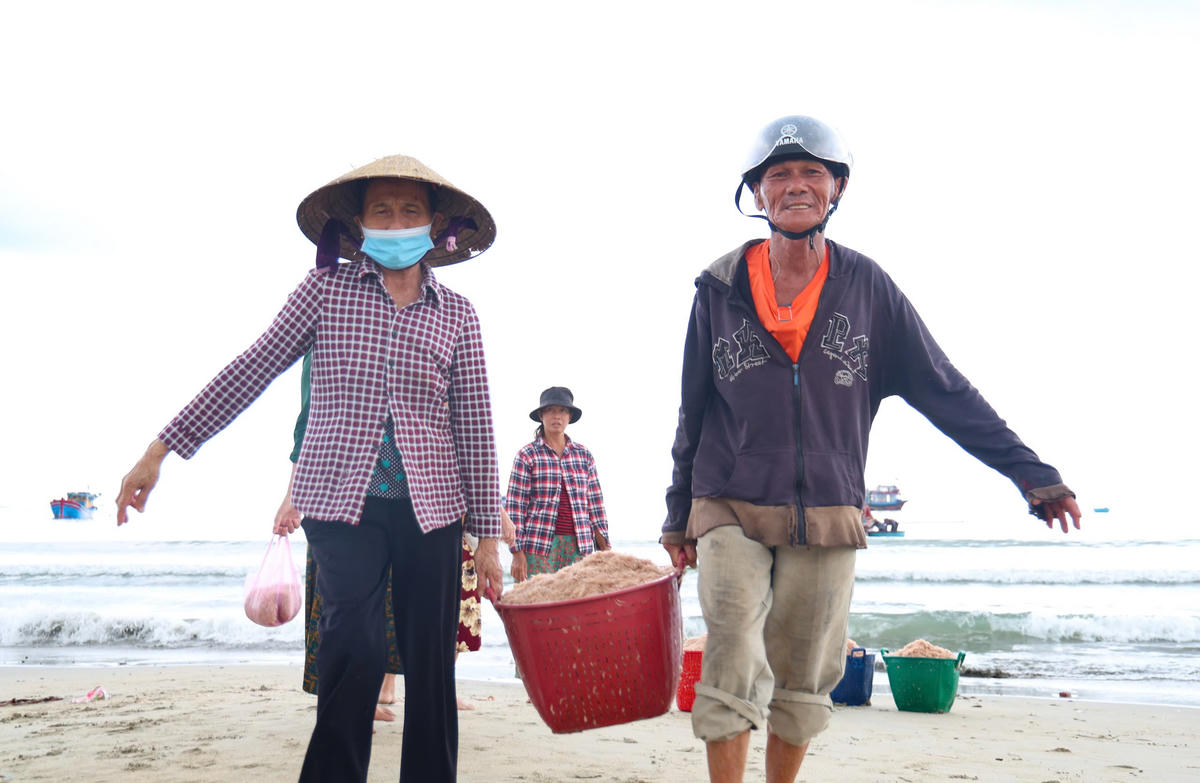 Ngư dân đưa các sọt ruốc tươi rói lên bờ bán cho thương lái. Ảnh: CV.