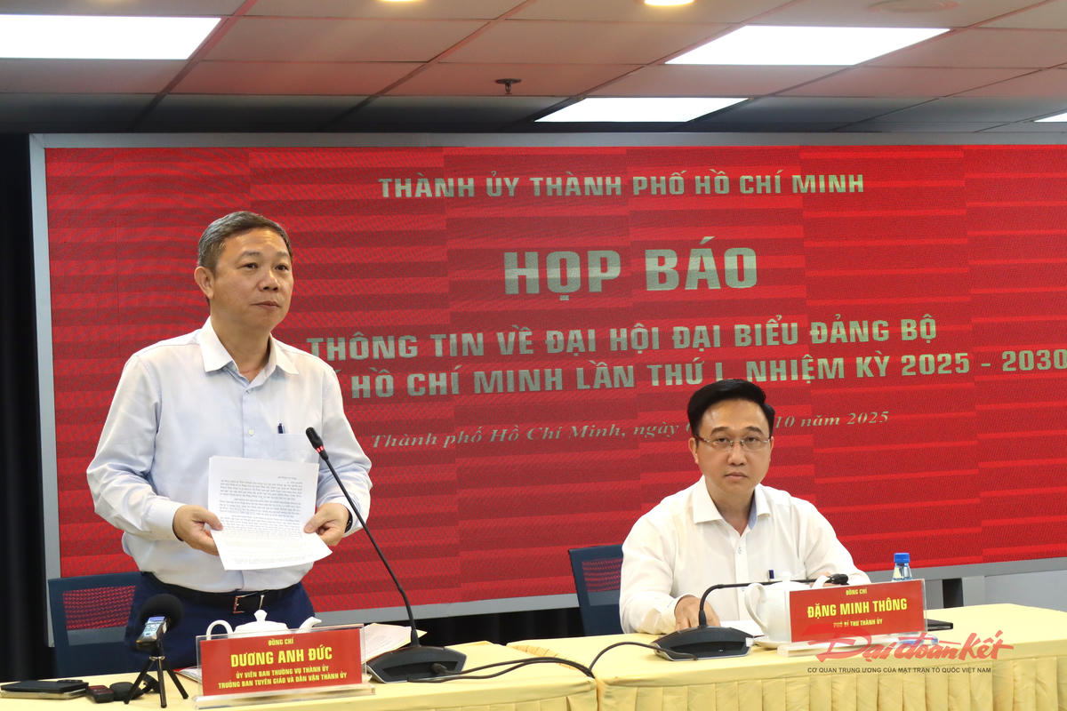 Ông Đặng Minh Thông - Phó Bí thư Thành ủy TP Hồ Chí Minh và ông Dương Anh Đức - Trưởng Ban Tuyên giáo và Dân vận thành phố chủ trì buổi họp báo. Ảnh: Hồng Phúc.