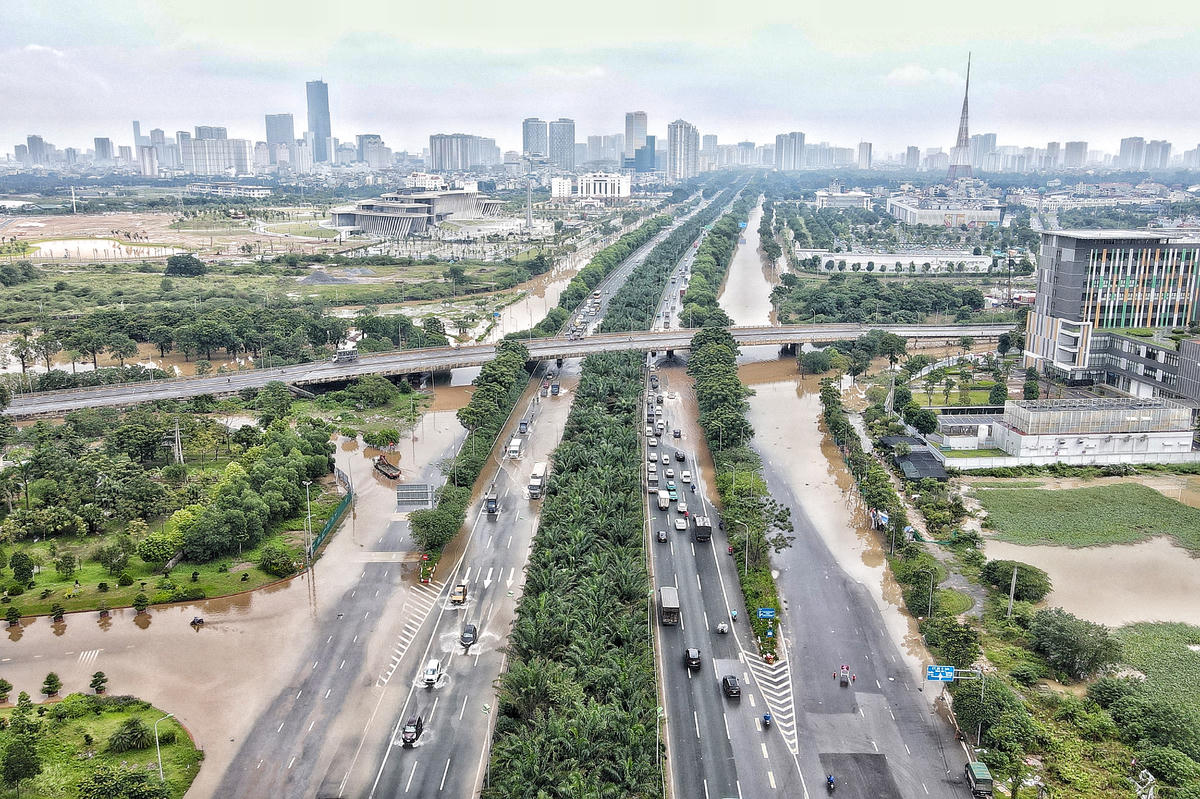 Theo ghi nhận của PV Báo Đại đoàn kết, dù ngày 8/10 Hà Nội đã ngớt mưa, nhưng nhiều tuyến đường vẫn ngập sâu, các phương tiện di chuyển khó khăn.