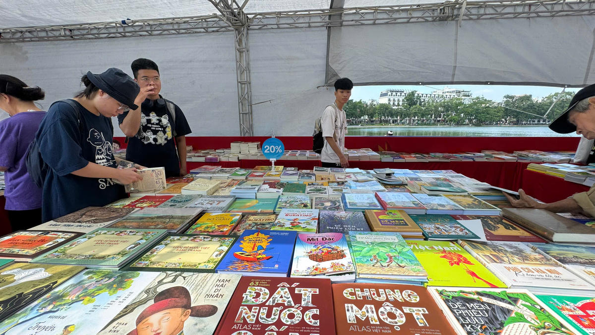 Chất lượng các ấn phẩm xuất bản ngày càng được đầu tư, thu hút bạn đọc và hướng ra xuất khẩu. Ảnh: Hà Thư.