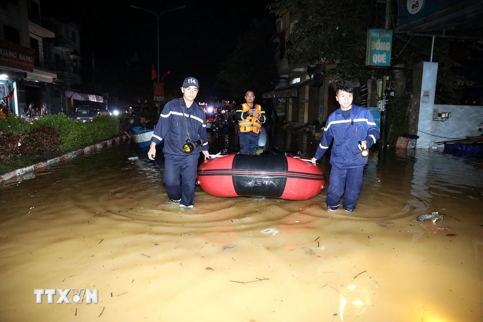 Lực lượng Quân đội, Công an tỉnh Lạng Sơn trực xuyên đêm sẵn sàng giúp đỡ, hỗ trợ nhân dân vùng lũ di dời đến nơi an toàn. (Ảnh: Văn Đạt/TTXVN)