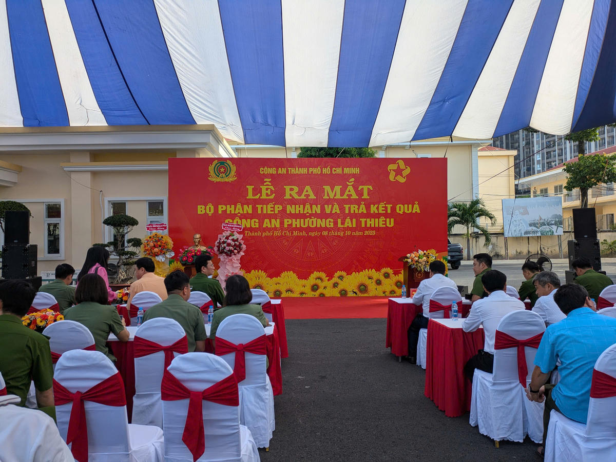 Lễ ra mắt bộ phận tiếp nhận và trả kết quả Công an phường Lái Thiêu. Ảnh: CA.