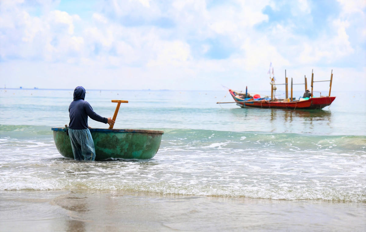 Ngư dân chèo thuyền thúng ra biển Tịnh Khê bắt ruốc. Ảnh: CV.