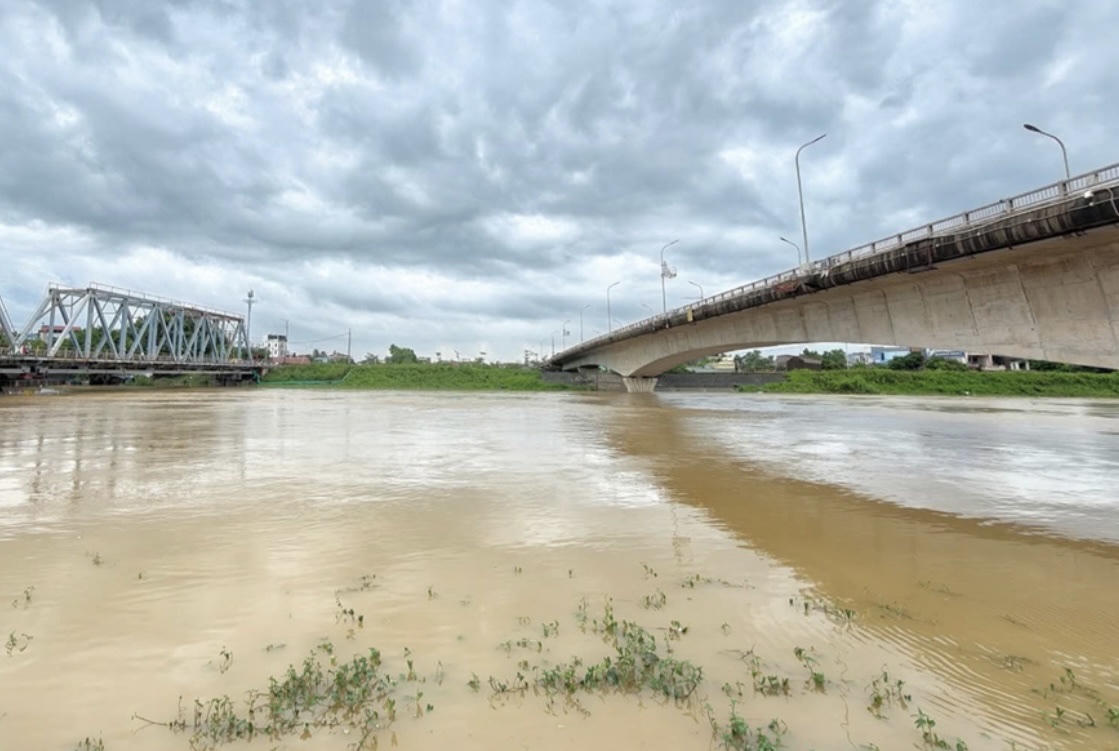 Nước sông Thương (Bắc Ninh) dâng cao lên mức báo động 3. Ảnh: CP