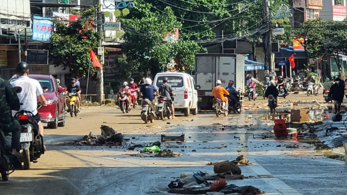 Tỉnh Thái Nguyên đối mặt với bùn đất, rác và thiếu điện, nước sinh hoạt sau bão số 11.