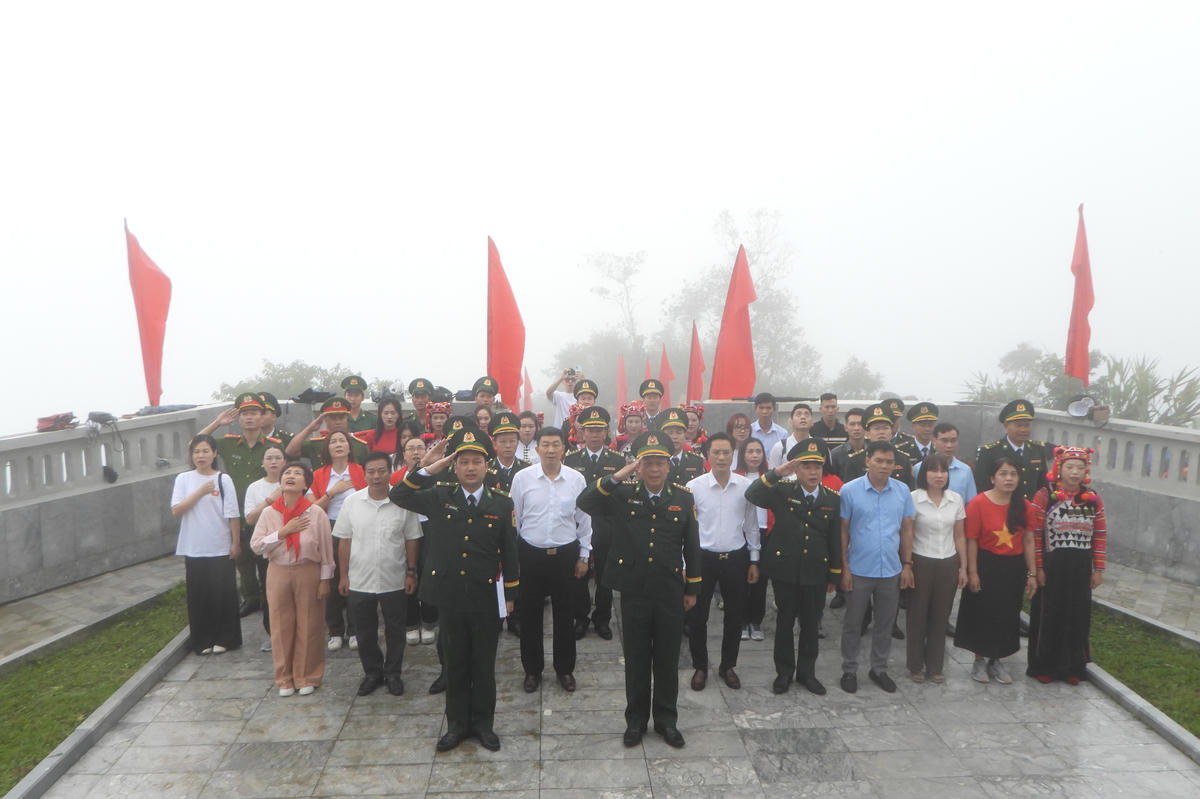Ban Tổ chức và các đại biểu thực hiện Nghi lễ Chào cờ tại Cột cờ A Pa Chải. Ảnh: Đ.S.