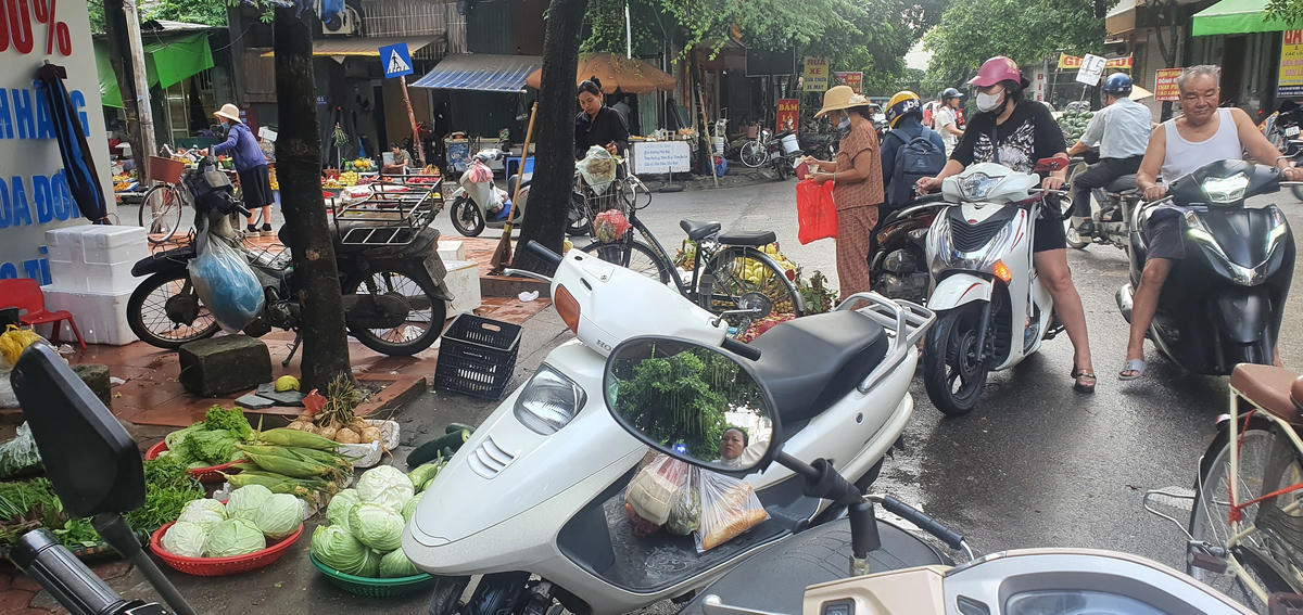 Giá rau xanh tăng mạnh trong sáng ngày 8/10.	Ảnh: H.H