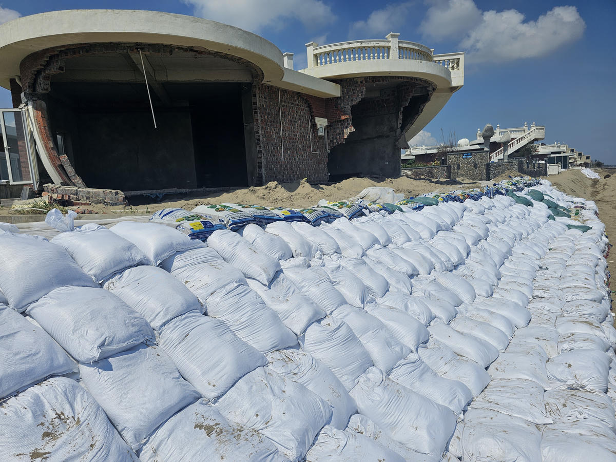 Theo đó, đoàn kiểm tra của Sở Xây dựng Hà Tĩnh sẽ làm rõ các vấn đề như&nbsp;chất lượng&nbsp;tuyến kè chắn sóng để bảo vệ các căn villa mặt tiền hướng biển,&nbsp;hồ sơ thiết kế kè có đáp ứng chống chịu được thiên tai bão tố hay không,... Ảnh: Quốc Thanh