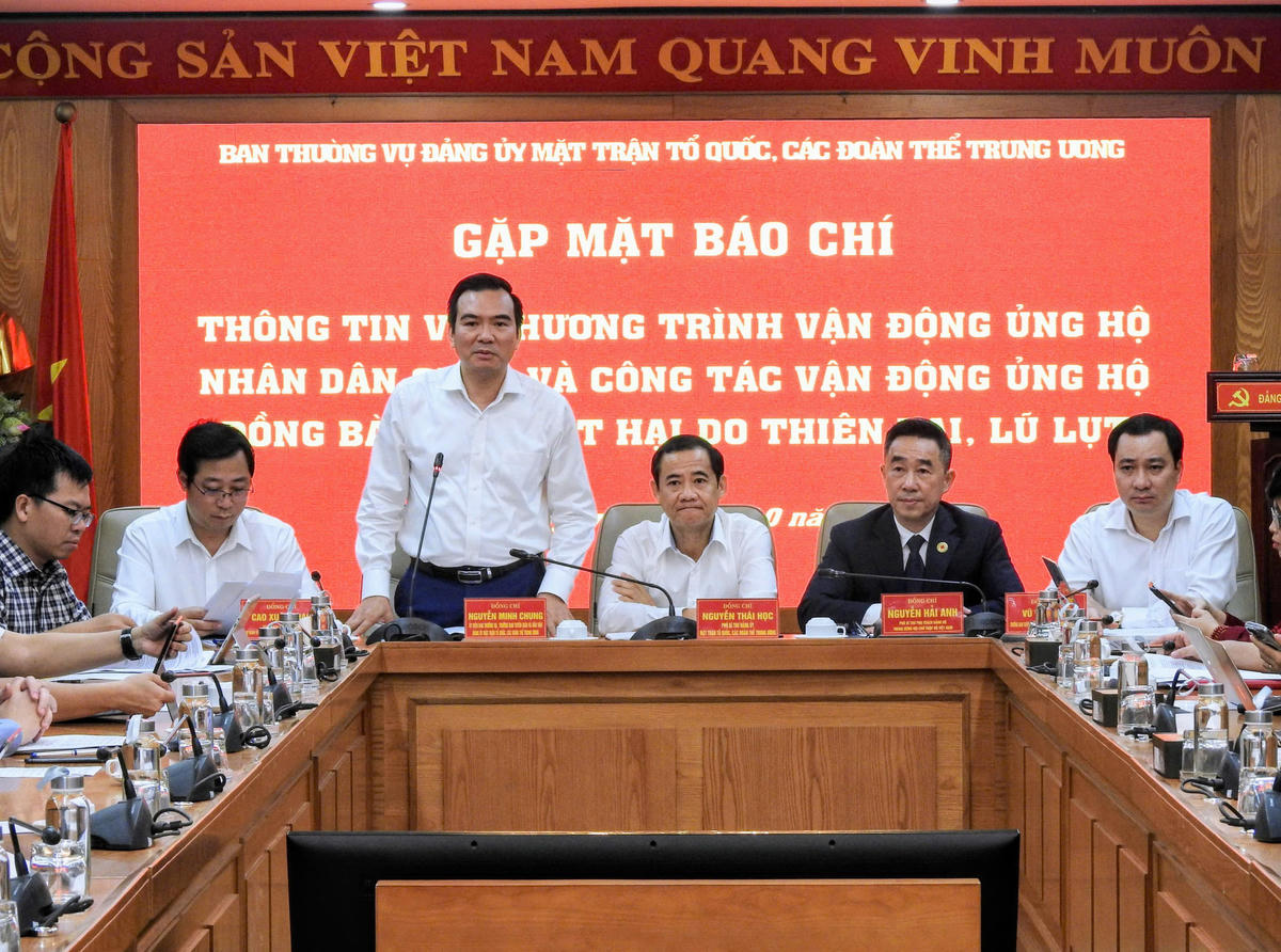 Ông Nguyễn Minh Chung, Ủy viên Ban Thường vụ Đảng ủy, Trưởng Ban Tuyên giáo và Dân vận Đảng ủy phát biểu tại buổi gặp mặt. Ảnh: Văn Hoa