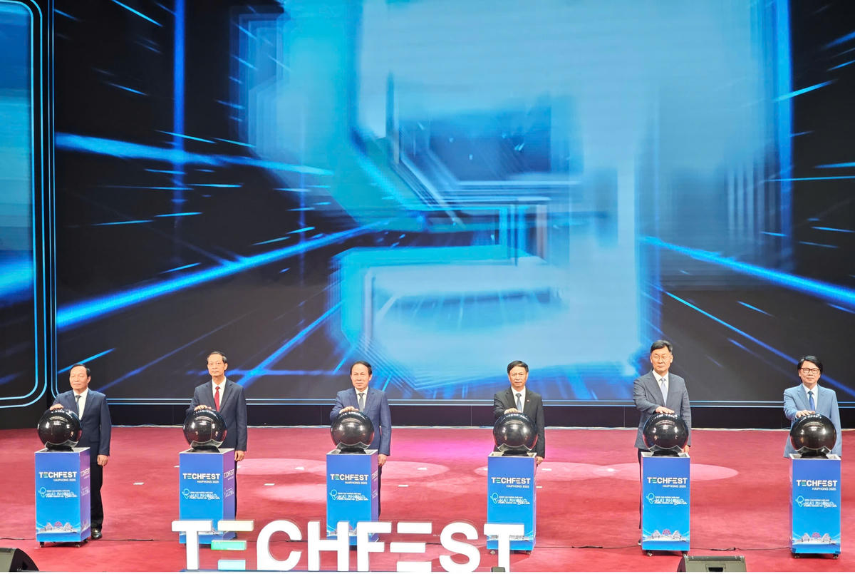 Lãnh đạo Bộ Khoa học &amp; Công nghệ, lãnh đạo TP Hải Phòng nhấn nút khai mạc Techfest Hải Phòng 2025. Ảnh: PT.&nbsp;