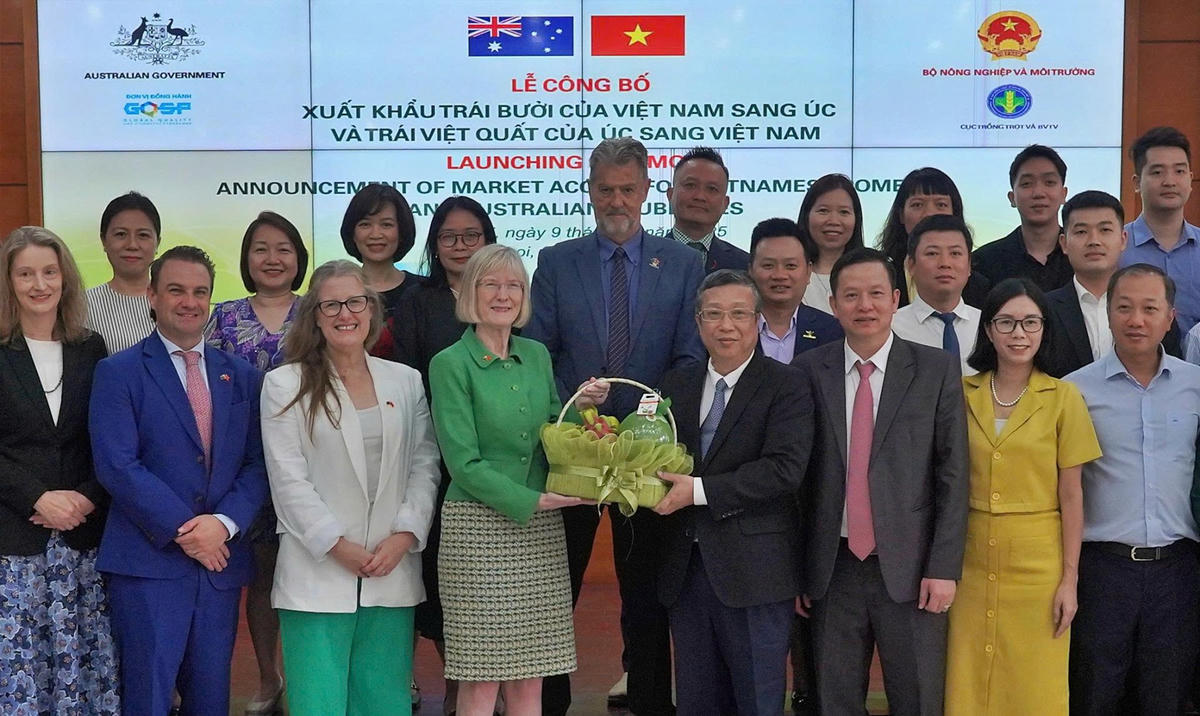 Thứ trưởng Bộ NNMT Hoàng Trung, Đại sứ Australia tại Việt Nam Gillian Bird và các đại biểu tại Lễ công bố xuất khẩu trái bưởi của Việt Nam sang Úc, sáng 9/10. Ảnh: NN