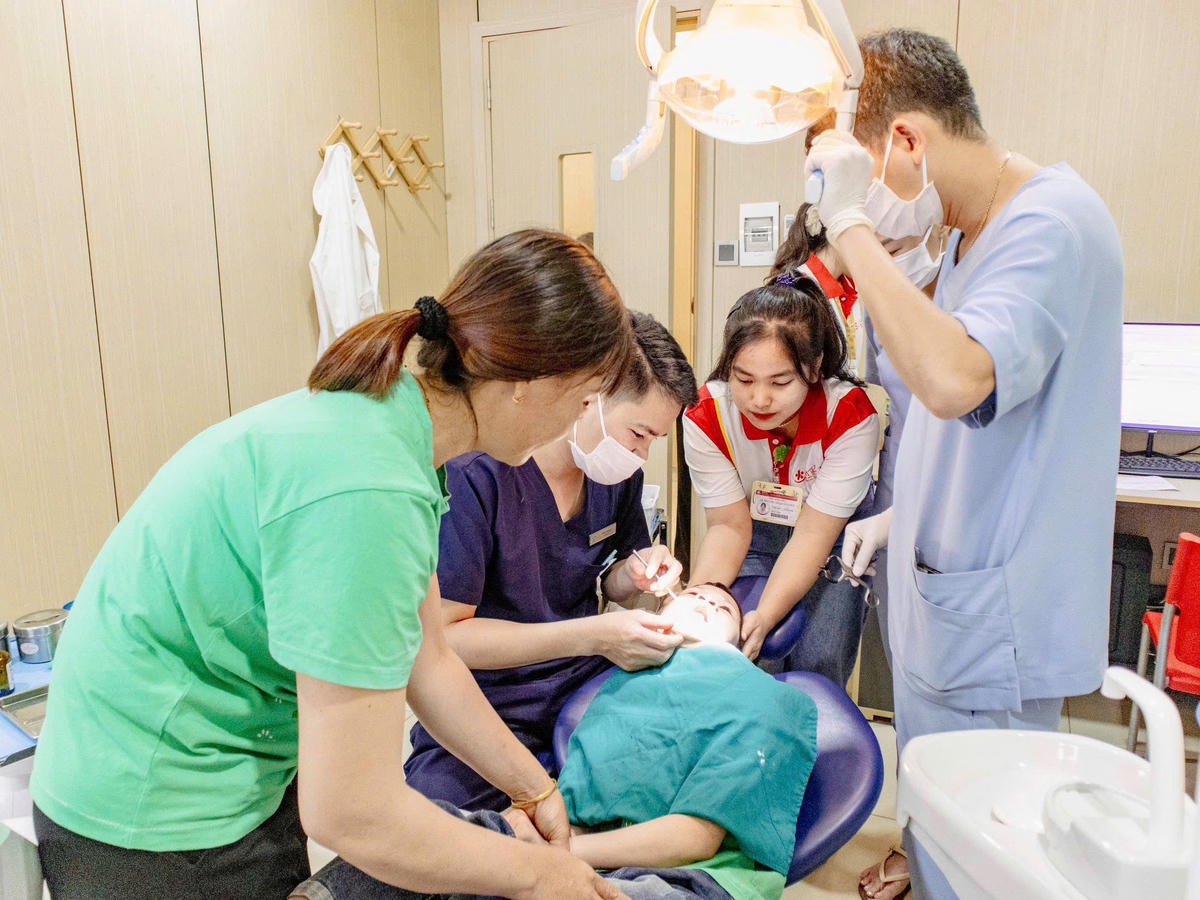 Đại diện Bệnh viện, đại diện Nhà tài trợ cùng các tình nguyện viên chụp hình lưu niệm cùng các gia đình tham gia chương trình.