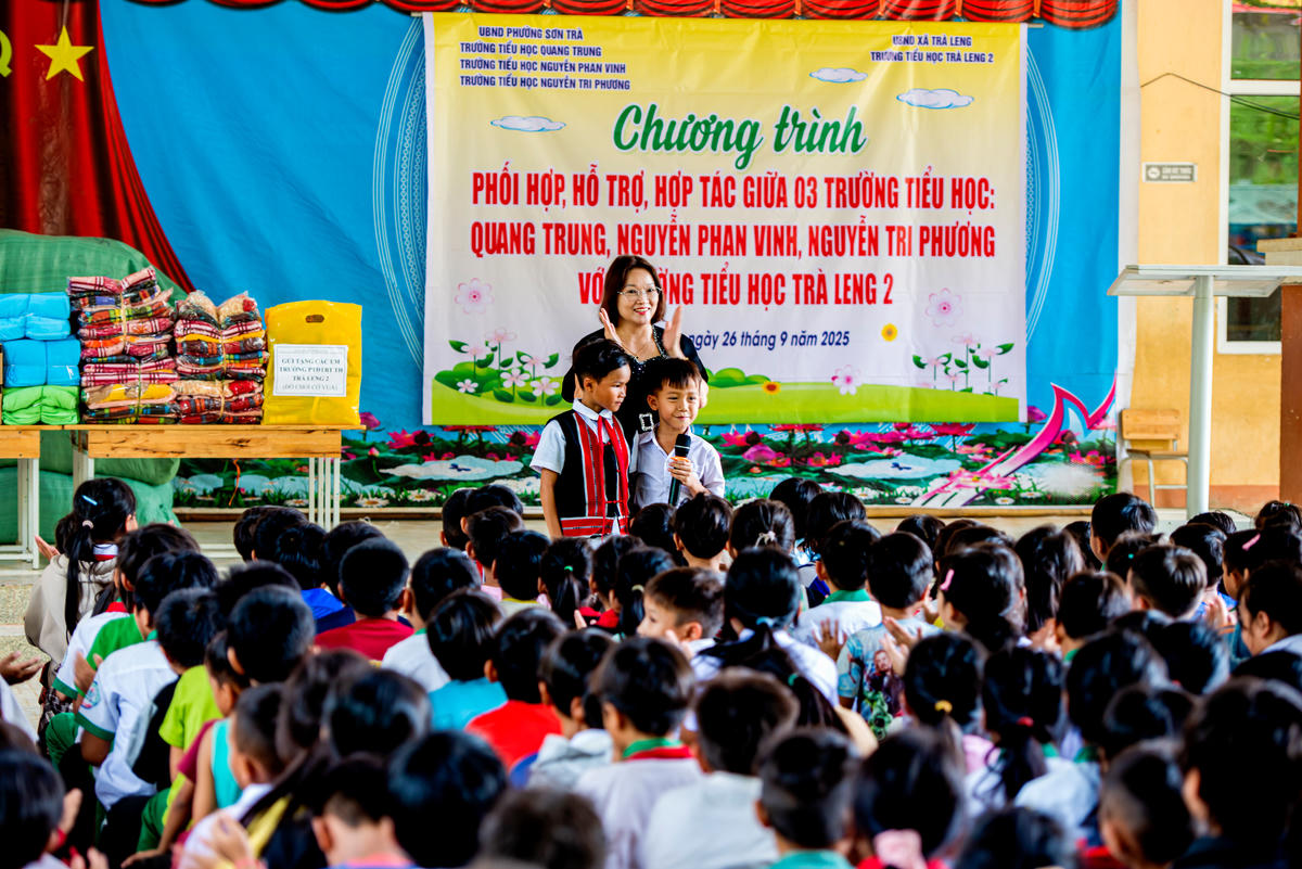 Tác phẩm giải nhì: Giao lưu. Ảnh: Phùng Đức Dũng.