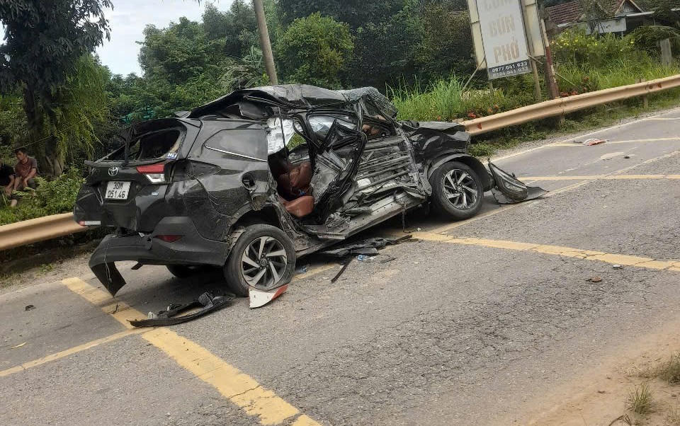 Xe ô tô 30M-051.46 “biến dạng” sau vụ tai nạn. Ảnh: UBX.