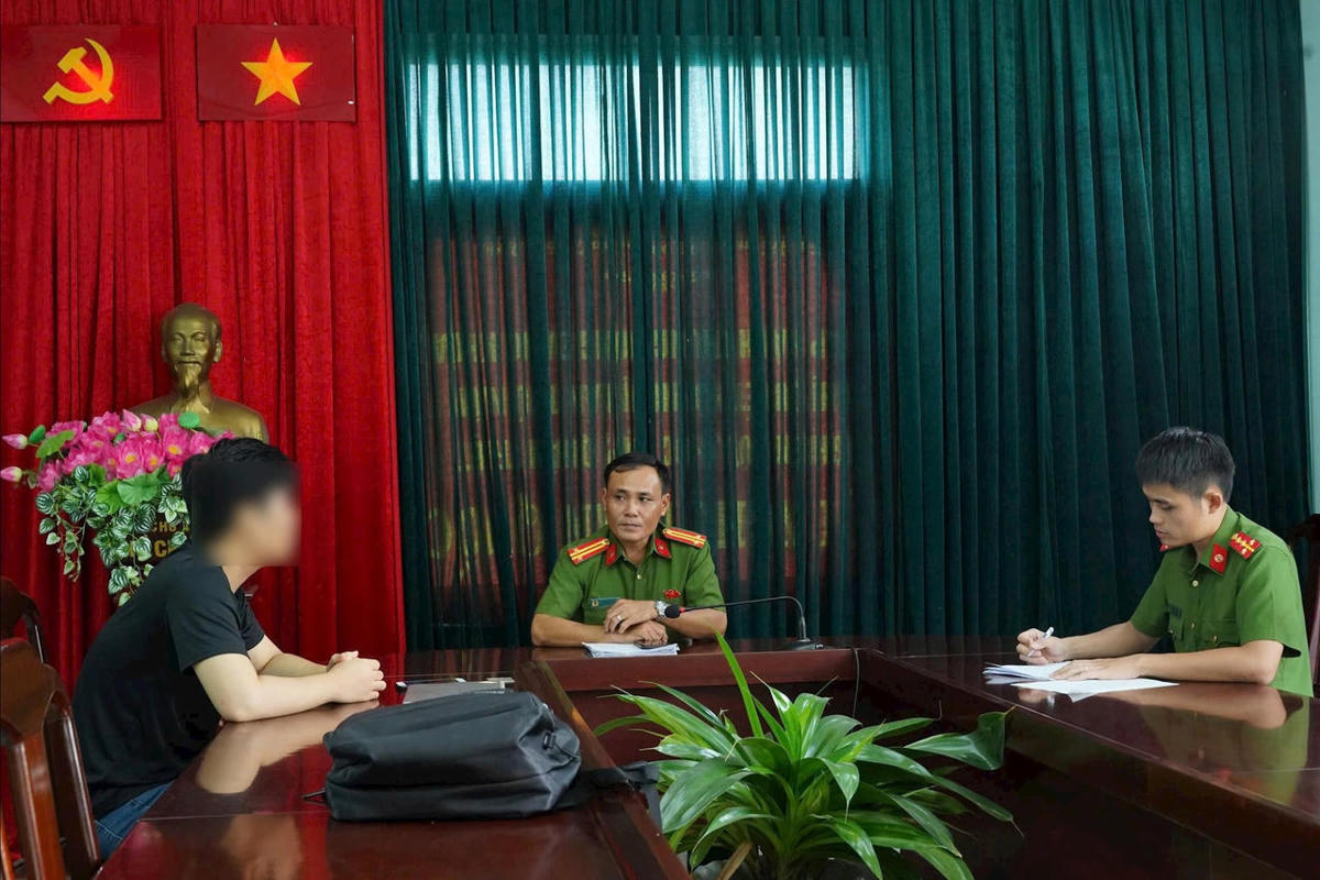 Nam sinh N.V.H. trình báo sự việc bị đối tượng xấu lừa đảo, chiếm đoạt tài sản với cơ quan Công an. 	Ảnh: T.H
